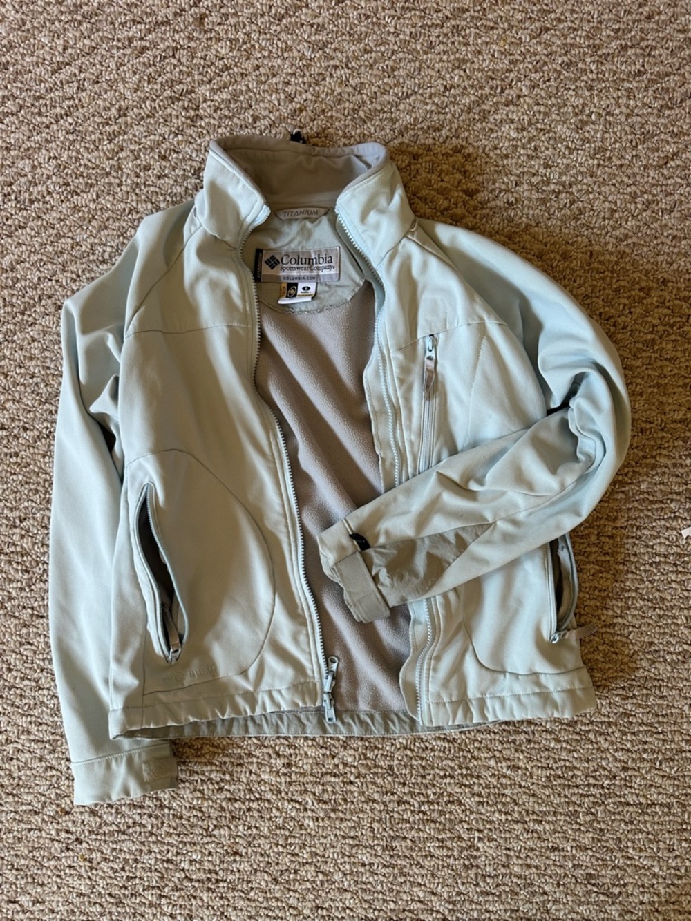 Blue Green Columbia Titanium fleece-lined softshell jacket. Zip up jacket.
.